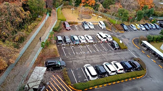 令和5年に駐車場の枠幅を広げました。全て平置きで駐車もしやすいです。