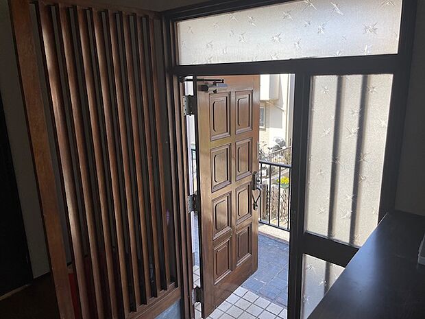 玄関廻りはレトロな昭和ガラスです