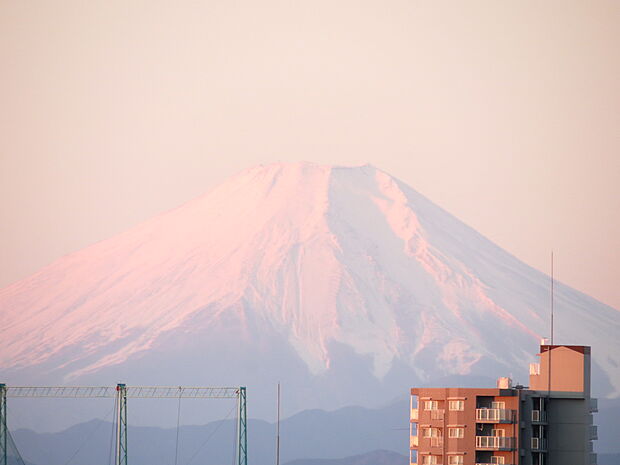 ベランダから望める雪化粧の富士山。