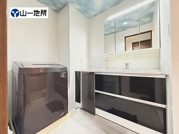 清潔感のあるカラーで統一されたプライベート空間は、身だしなみチェックや肌のお手入れに最適です