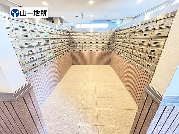 【郵便受け】取り出しやすいエントランス内メールコーナー
