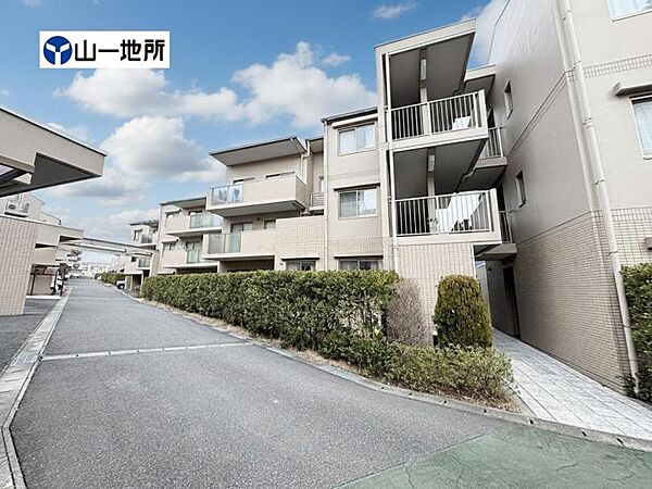 落ち着いた色合いで、周囲の街並みに馴染む外観です