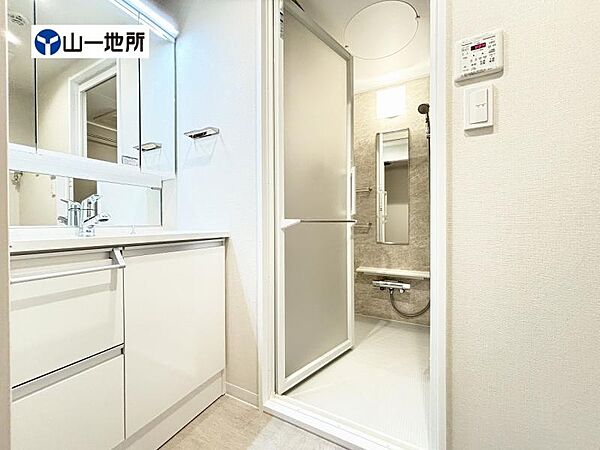 シンプルで清潔感のある洗面所で、毎日の生活が快適に