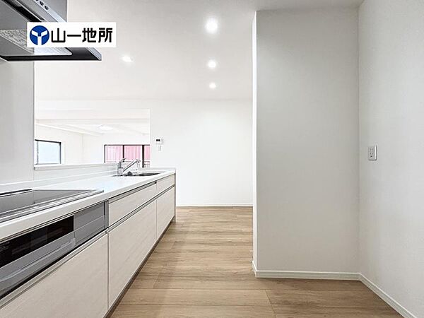 広々としたキッチンで、家族みんなで料理を楽しめます