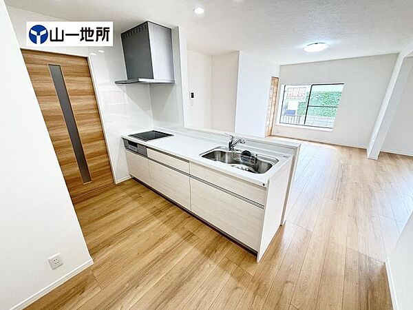 料理をしながらでもご家族との会話を楽しめる対面キッチン