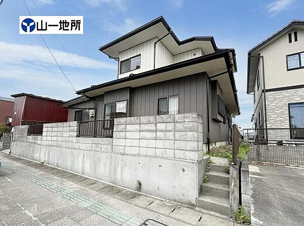 落ち着いた色合いで、周囲の街並みに馴染む外観です