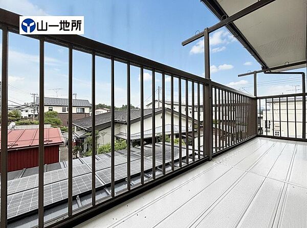 暮らしの中で光と風を演出してくれるバルコニー