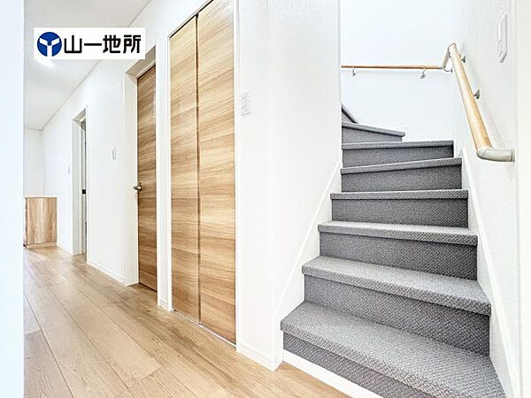 家族に優しい手すり付き階段。手すりには安全のほかにも身体への負担の軽減という大きな役割があります