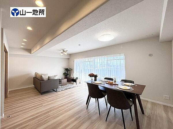 ゆったりとくつろげる、明るく開放的なリビング空間です
