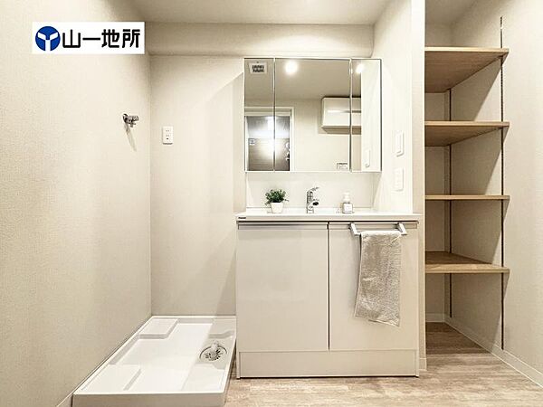 清潔感のあるカラーで統一されたプライベート空間は、身だしなみチェックや肌のお手入れに最適です