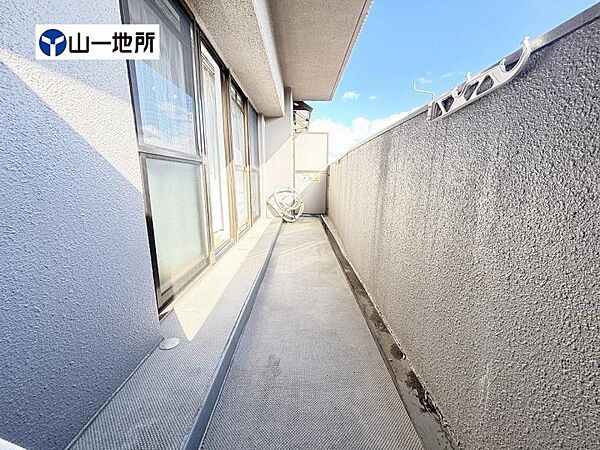 暮らしの中で光と風を演出してくれるバルコニー
