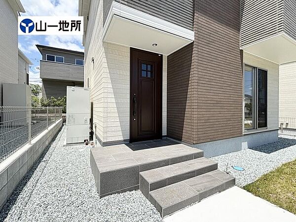 毎日気持ちよく出入りできる、明るく開放的な玄関です