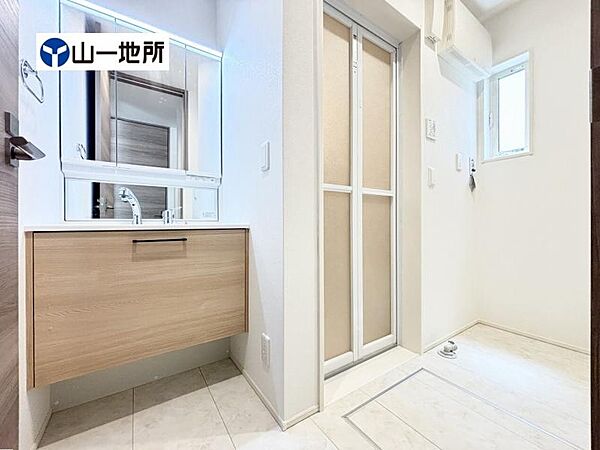 清潔感のあるカラーで統一されたプライベート空間は、身だしなみチェックや肌のお手入れに最適です