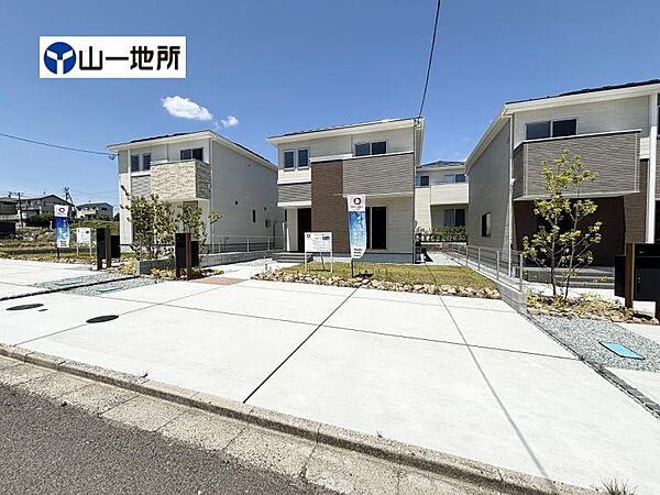 落ち着いた色合いで、周囲の街並みに馴染む外観です