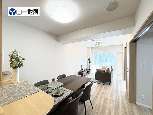 やさしい色合いのフローリングと白いクロスの明るい空間はきっと家族の心も穏やかに癒してくれます