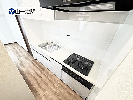 お手入れのしやすいすっきりしたシステムキッチン