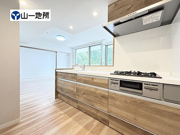 広々としたキッチンで、家族みんなで料理を楽しめます