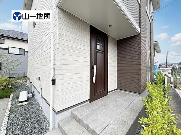 毎日気持ちよく出入りできる、明るく開放的な玄関です
