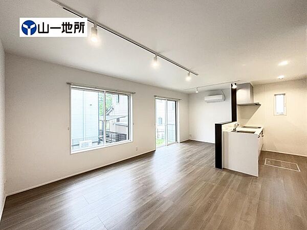 広々リビングは家族全員が空間を共有できる理想的な空間