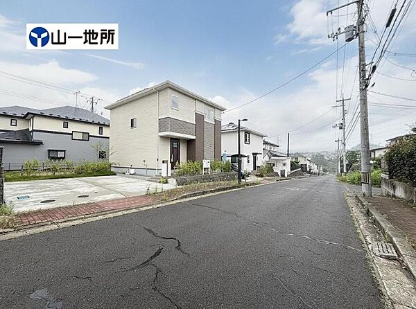 前面道路は整備されており、落ち着いた住宅街に位置しています