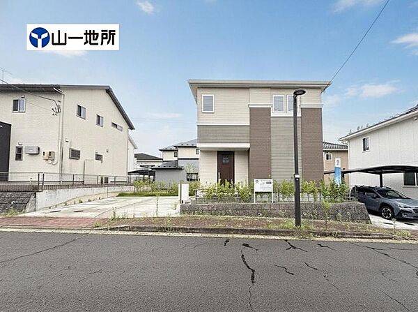 落ち着いた色合いで、周囲の街並みに馴染む外観です