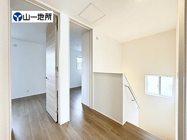 家族に優しい手すり付き階段。手すりには安全のほかにも身体への負担の軽減という大きな役割があります