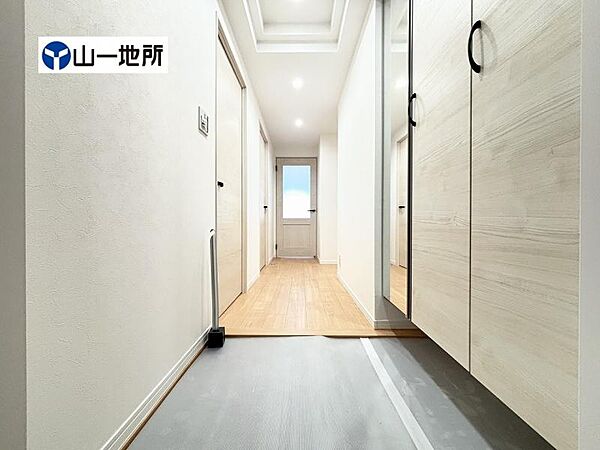 ご家族の帰り、訪れる方を優しく迎えてくれる玄関スペース
