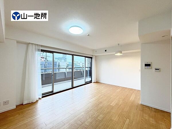 広々リビングは家族全員が空間を共有できる理想的な空間