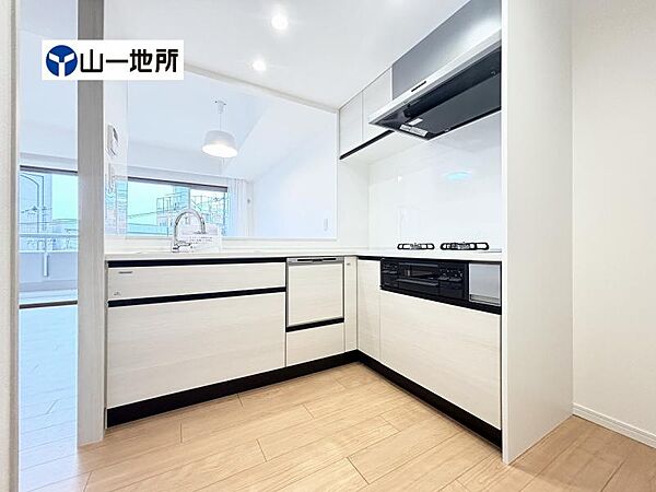 家事動線に配慮されたL字型システムキッチン