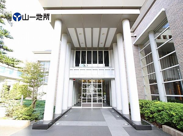 優雅さも感じられる重厚で高級感のあるエントランスです