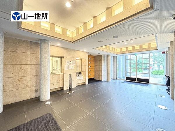清潔感のある明るいエントランスが、毎日の帰宅を心地よく迎えてくれます
