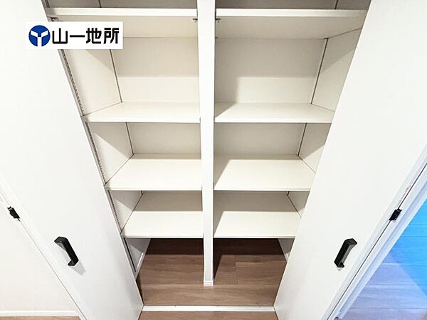 廊下にも収納付きで、日用品や掃除道具もすっきり整理