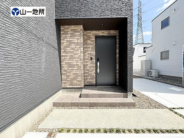ご家族の帰り、訪れる方を優しく迎えてくれる玄関スペース