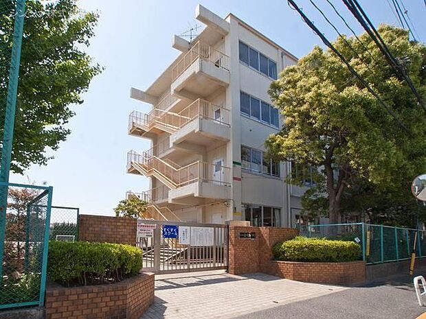 江戸川区立上一色南小学校 徒歩11分。 820m