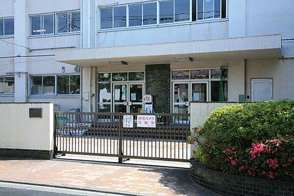 葛飾区立小松南小学校 徒歩12分。 930m