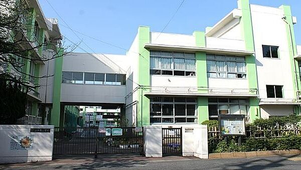 葛飾区立上千葉小学校 520m