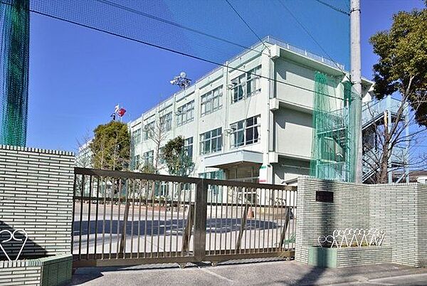 江戸川区立春江中学校 徒歩7分。 520m