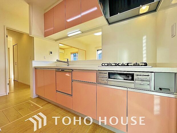美しく使いやすいキッチン空間。優しい温もりを醸し出すキッチンは料理の為の配慮を随所に注ぎました。