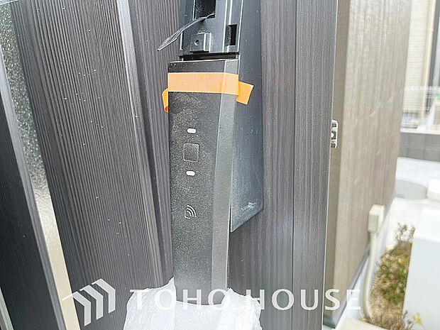 ICチップを用いたカードキー等で玄関扉の施錠＆解錠が出来る設備。最近は鍵穴の無いドアも増えてます。