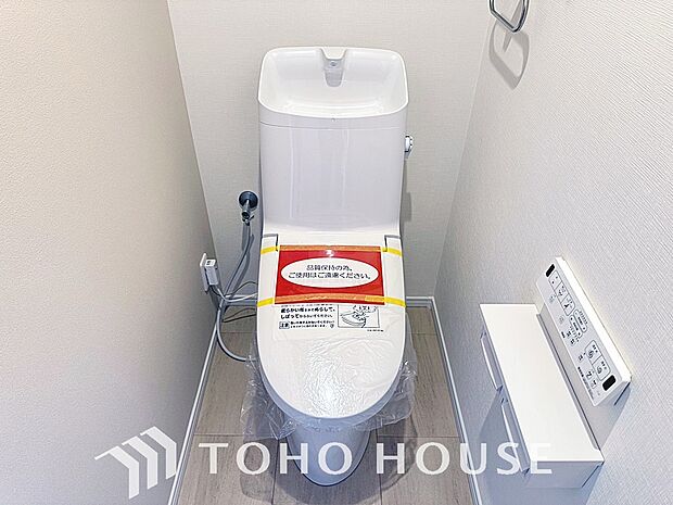 トイレには快適な温水洗浄便座付。