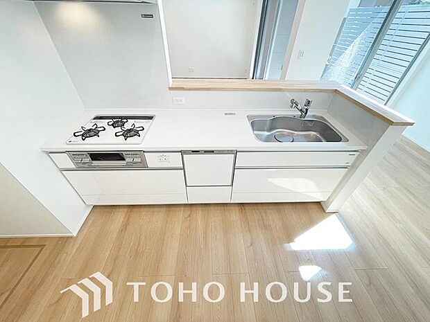 キッチンの収納は、デッドスペースになりやすい箇所を有効活用できる、スライド式収納を採用しました。
