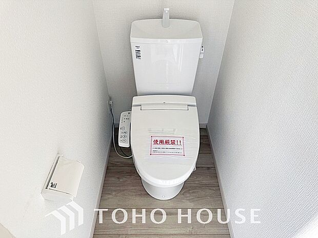 ホワイトで統一された清潔感ある空間は手洗い一体型のトイレ設備です。