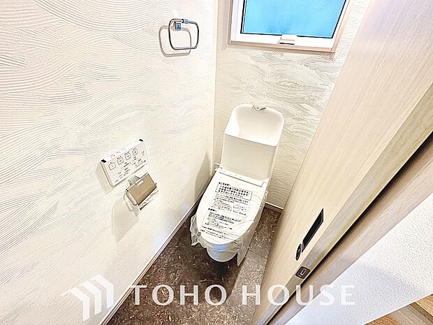 白で統一された清潔感のあるトイレ。もちろん温水洗浄機能付きです。