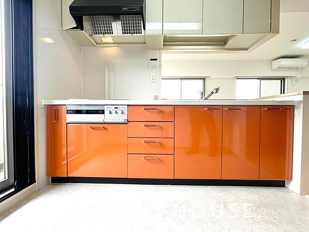 大型の冷蔵庫やレンジボードもしっかり置ける広々としたキッチンスペース。