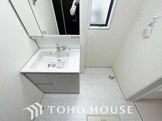 洗濯機を配置しても十分なスペースを確保した洗面所はゆとりある広さの設計となっております。