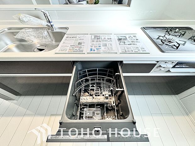 ビルトイン食洗機。高温のお湯や高圧水流を使うことにより汚れを効果的に落とすことができます。