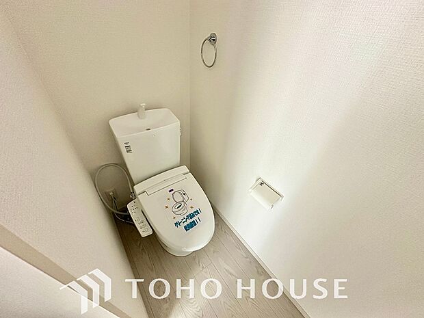 白で統一された清潔感のあるトイレ。もちろん温水洗浄機能付きです。