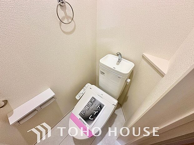 ホワイトで統一された清潔感ある空間は手洗い一体型のトイレ設備です。