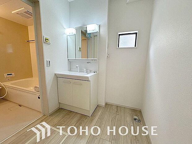 お家の中でも特にプライベートスペースとなる洗面所は、洗濯場所と浴室を同じ空間でまとめております。