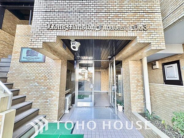 重厚感溢れるエントランスは、マンションの一つの特徴でもあります。